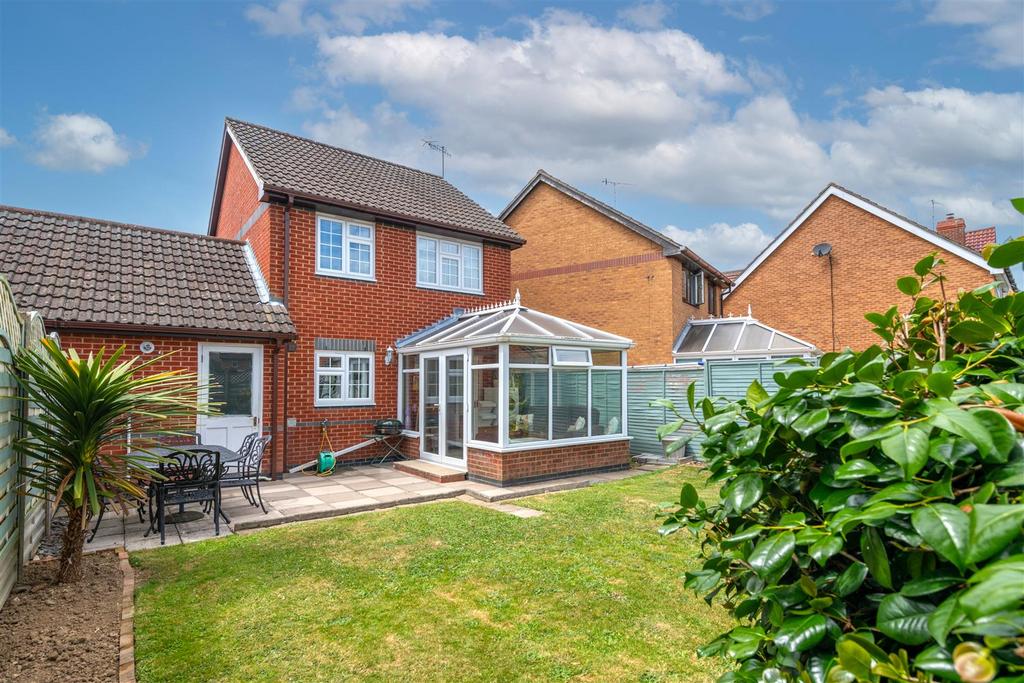 6 Hardy Close externals skyswaps-4.jpg