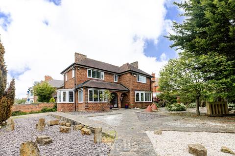 4 bedroom detached house for sale, Queens Parade, Cleethorpes DN35