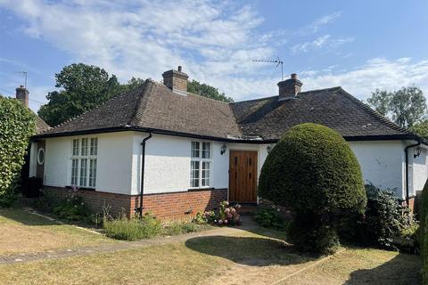 2 bedroom bungalow for sale, Cobham Way, East Horsley