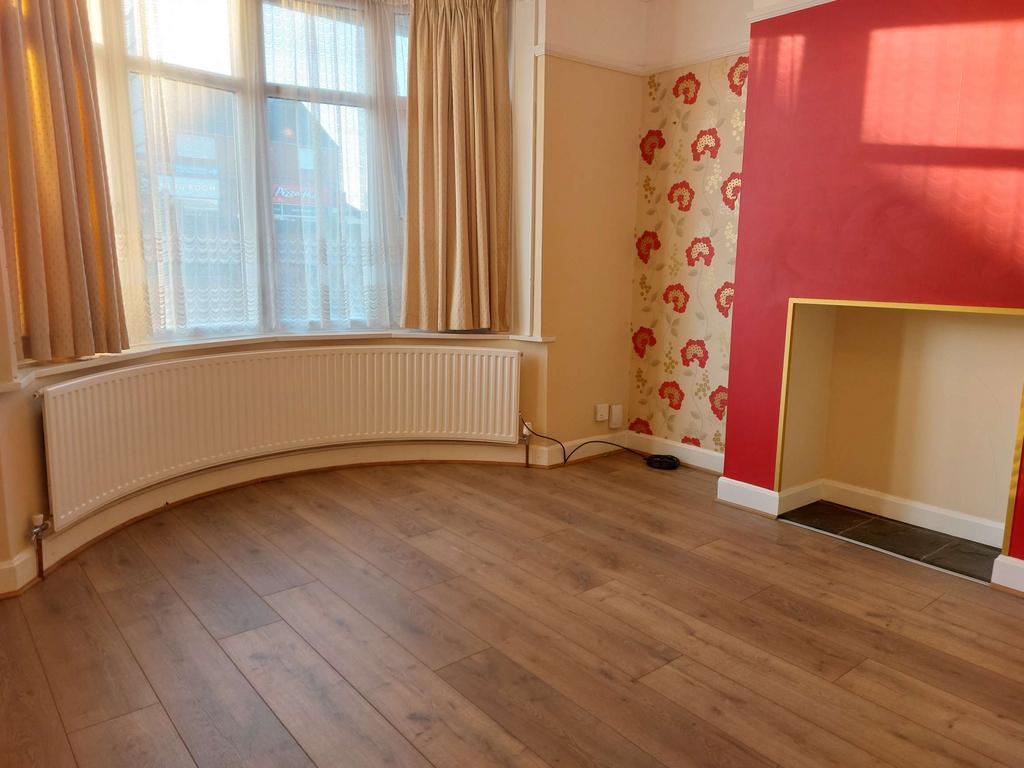 Cricklade Road, Swindon SN2 3 bed semidetached house to rent £1,430