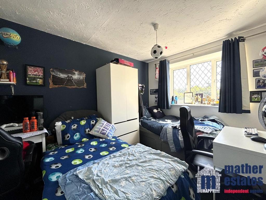 Bedroom 1.jpg