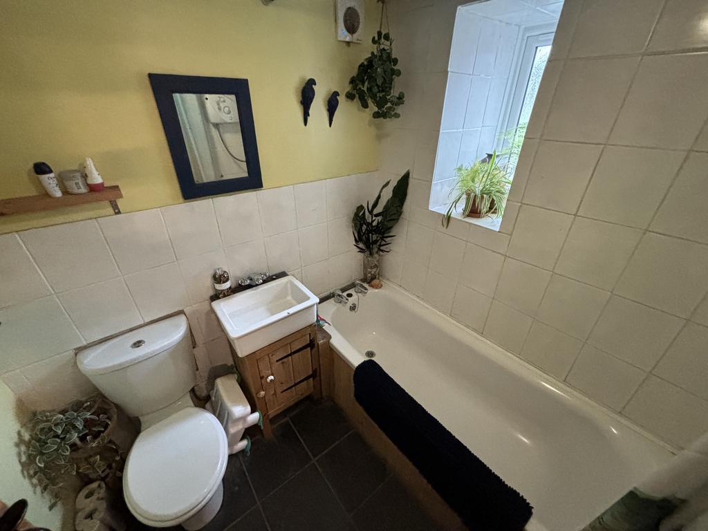 Nant y popty farmhouse   bathroom