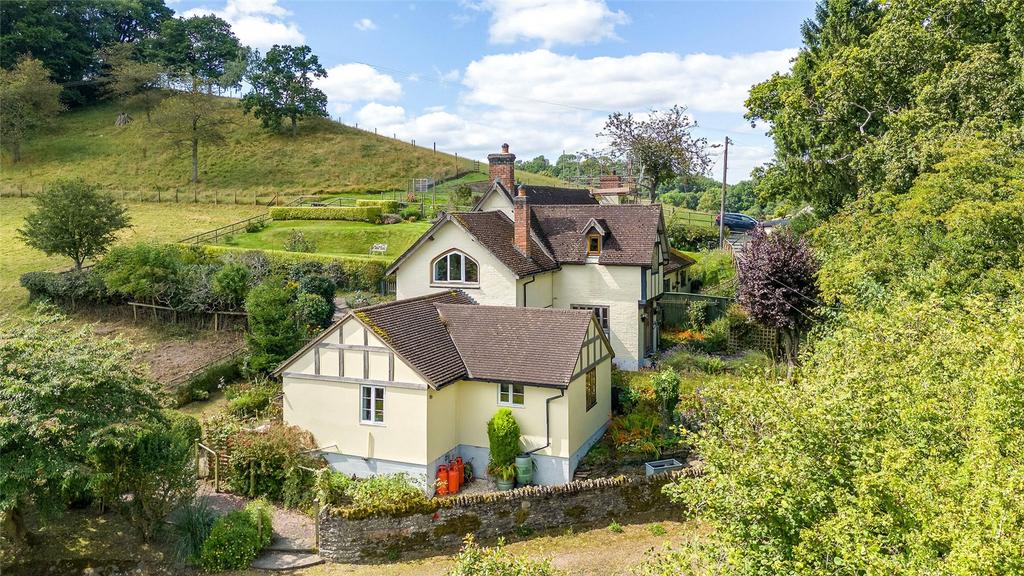 Croft Bank, Malvern, Herefordshire, WR14 3 bed semidetached house for