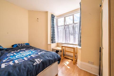 3 bedroom house to rent, Cavendish Road, Colliers Wood, London, SW19