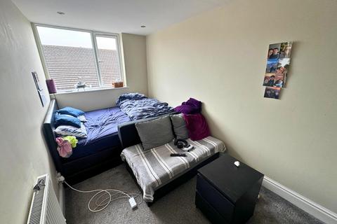 2 bedroom flat to rent, Oldham Street, Hyde, SK14