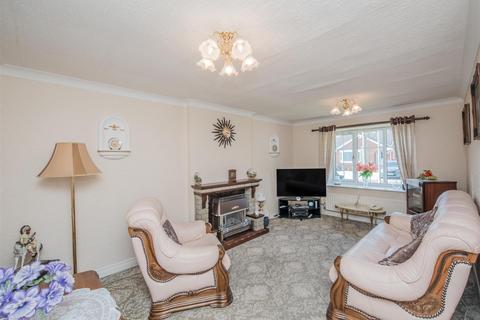 2 bedroom semi-detached bungalow for sale, Hare Farm Avenue, Leeds