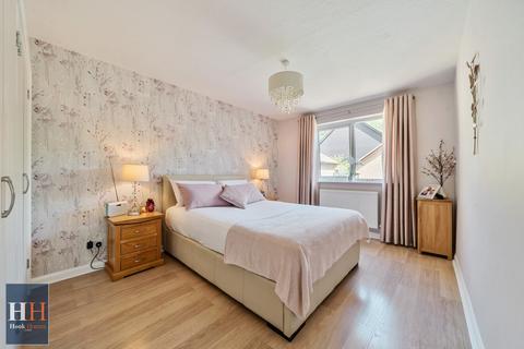 11 Nursery Close, Hook, RG27 9QX