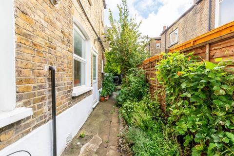 2 bedroom flat to rent, Daphne Street, Earlsfield, London, SW18