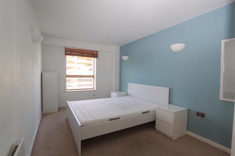 2 bedroom flat to rent, Whitehall Waterfont, Riverside Way