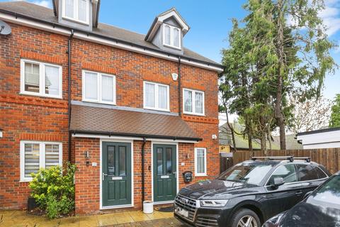 Connaught Close, Uxbridge UB8