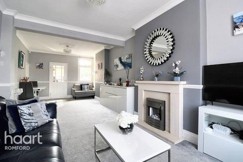 3 bedroom end of terrace house for sale, Pretoria Road, Romford, RM7 7AT