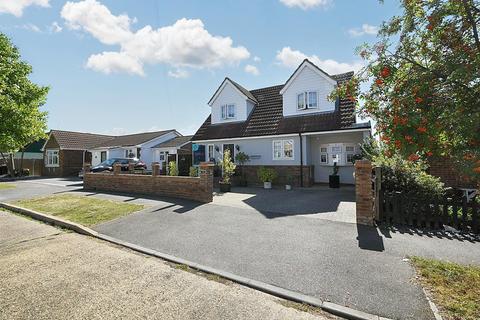 4 bedroom chalet for sale, Delfzul Road, Canvey Island SS8