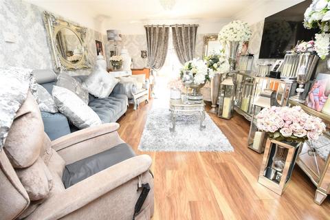 4 bedroom chalet for sale, Delfzul Road, Canvey Island SS8