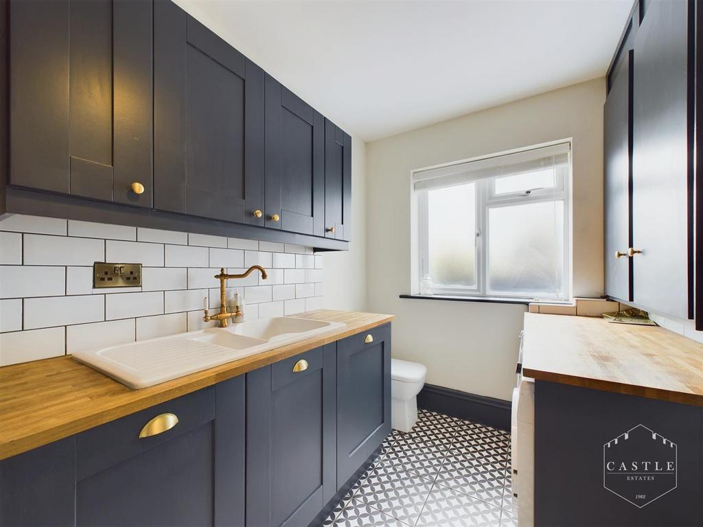 UTILITY ROOM & W.C.