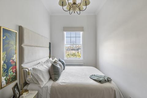 1 bedroom flat for sale, Royal Crescent, London