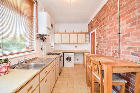 2 bedroom townhouse to rent, Bradford Road, Wakefield WF3