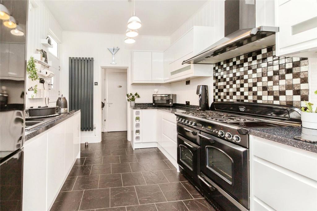 Gainsborough Road, Crewe, Cheshire, CW2 3 bed end of terrace house for