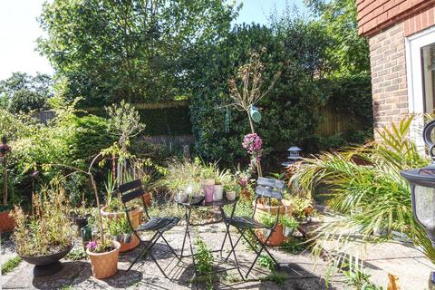 9 De Moleyns Close, Bexhill-on-sea, TN40 1UT