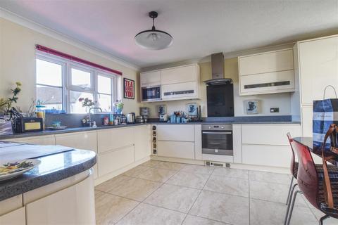 9 De Moleyns Close, Bexhill-on-sea, TN40 1UT