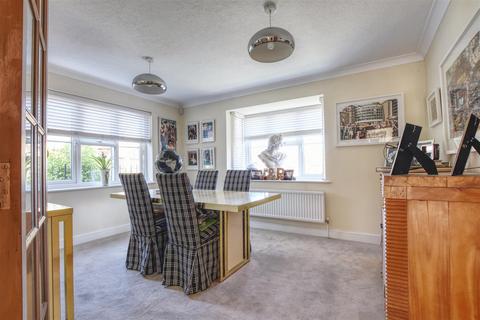 9 De Moleyns Close, Bexhill-on-sea, TN40 1UT