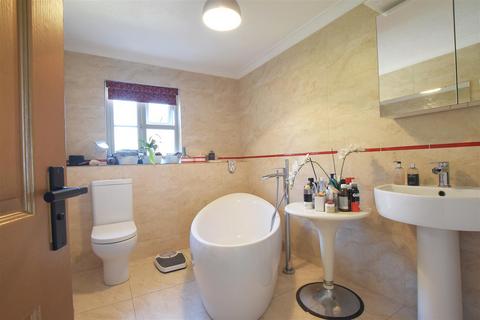 9 De Moleyns Close, Bexhill-on-sea, TN40 1UT