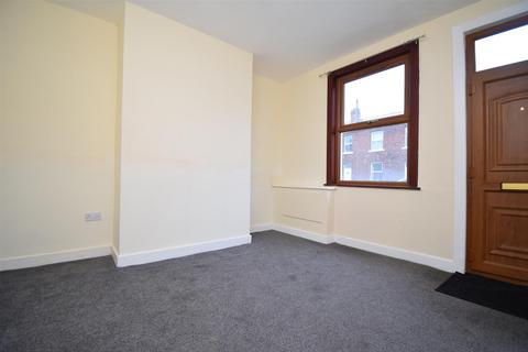 3 bedroom terraced house to rent, Wakefield Road, Ossett WF5