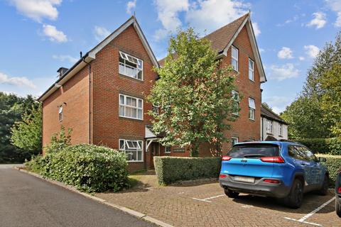 2 bedroom flat for sale, Leacroft, East Grinstead, RH19