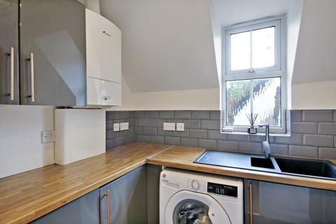 2 bedroom flat for sale, Leacroft, East Grinstead, RH19