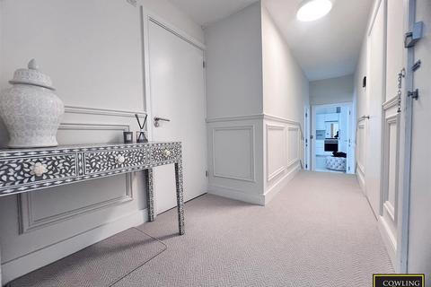 2 bedroom flat for sale, High Street, Wickford