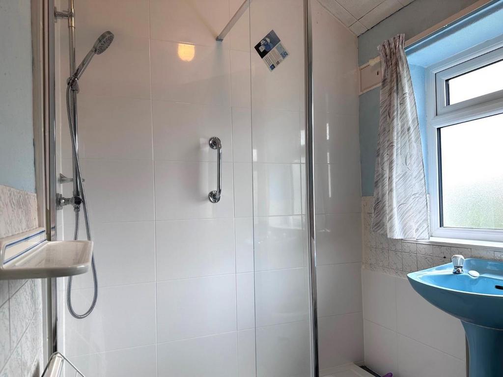 Shower room 2.jpg