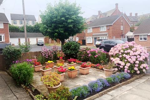 2 bedroom semi-detached bungalow for sale, Chestnut Rise, Leeds LS12