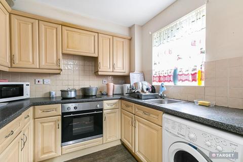 2 bedroom flat for sale, Pentland Close, London N9