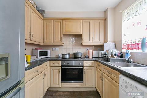 2 bedroom flat for sale, Pentland Close, London N9