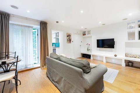 Studio to rent, Monmouth Road, Westbourne Grove, London, W2