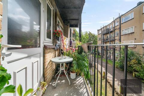 2 bedroom property for sale, Poynders Road, London