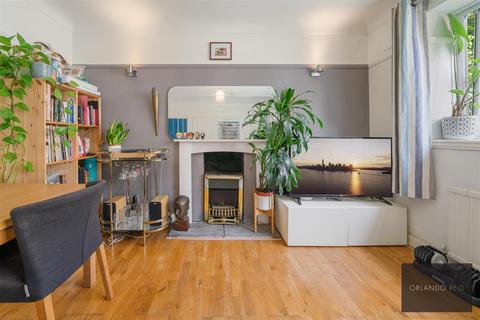 2 bedroom property for sale, Poynders Road, London