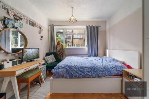 2 bedroom property for sale, Poynders Road, London