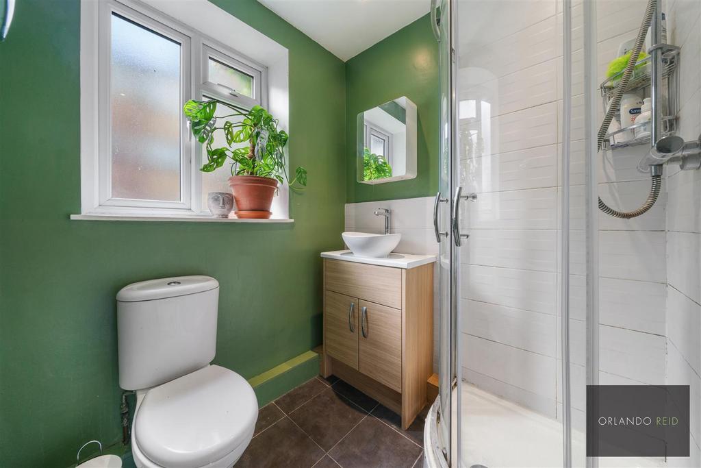 Flat 28, Poynders Court SW4 8 NL-6.jpg