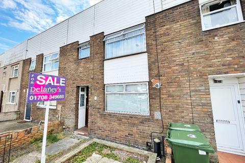 3 bedroom terraced house for sale, Okehampton Square, Romford