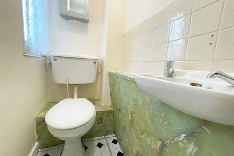 37 Okehampton Square, Romford, RM3 8YA