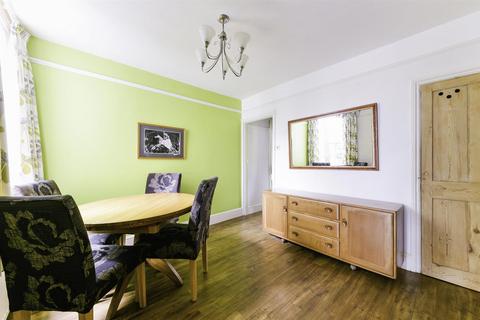 2 bedroom terraced house to rent, Howard Road, Reigate