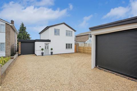 3 bedroom detached house for sale, Avenue Road, Rushden NN10