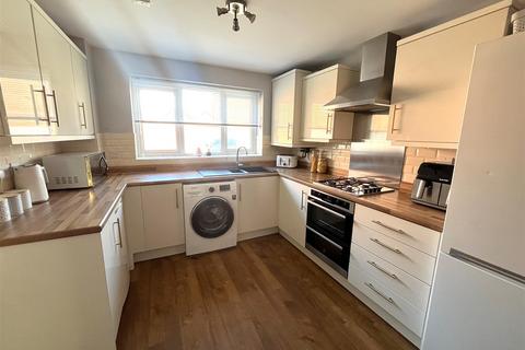 15 Adkins Close, Stretton, Burton-on-trent, DE14 2FH