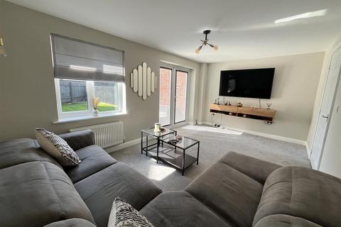 15 Adkins Close, Stretton, Burton-on-trent, DE14 2FH