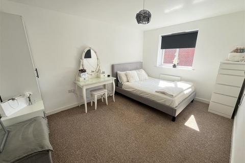 15 Adkins Close, Stretton, Burton-on-trent, DE14 2FH