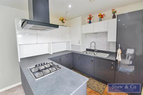 2 bedroom flat for sale, Brabazon Road, Hounslow TW5