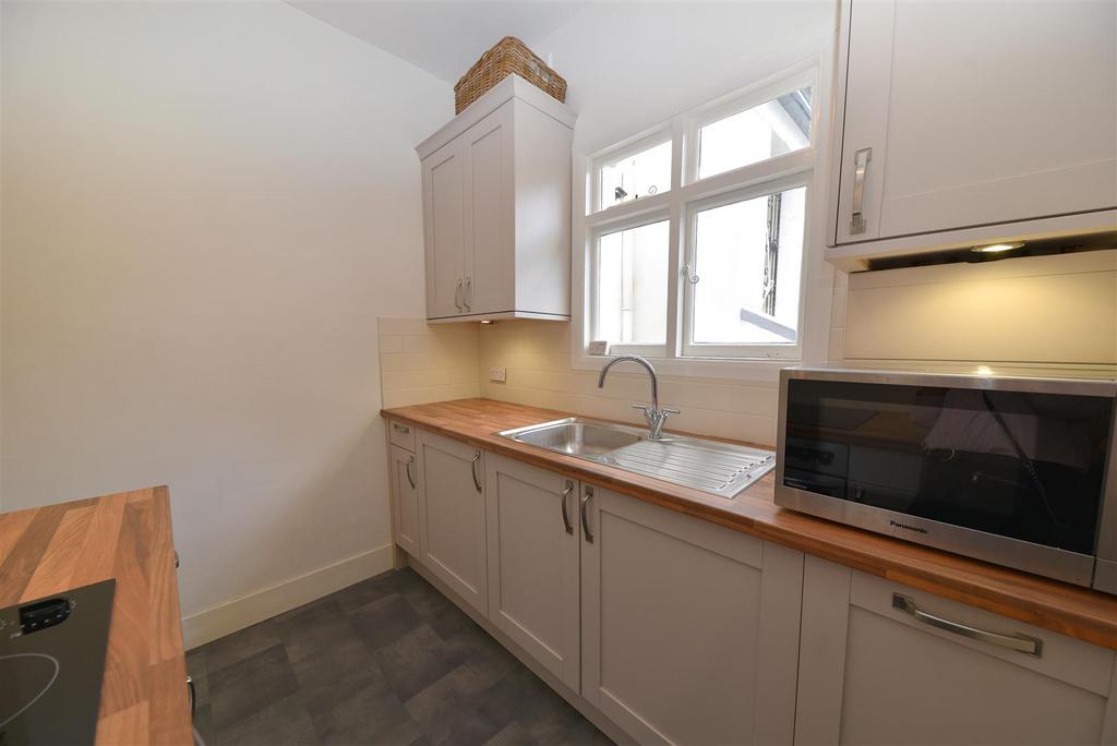 Kitchen2.JPG