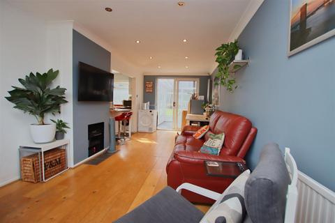 3 bedroom end of terrace house for sale, Dacre Gardens, Borehamwood