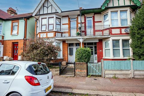 3 bedroom flat for sale, Ramuz Drive, Westcliff-On-Sea, SS0