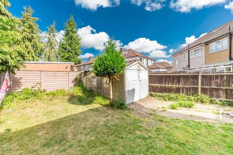 3 bedroom flat to rent, Charlbury Avenue, Stanmore, HA7